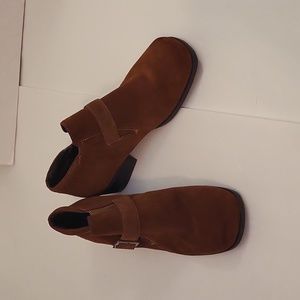 NWOB Markon Chestnut Brown Suede Heeled Boots, Size 8W